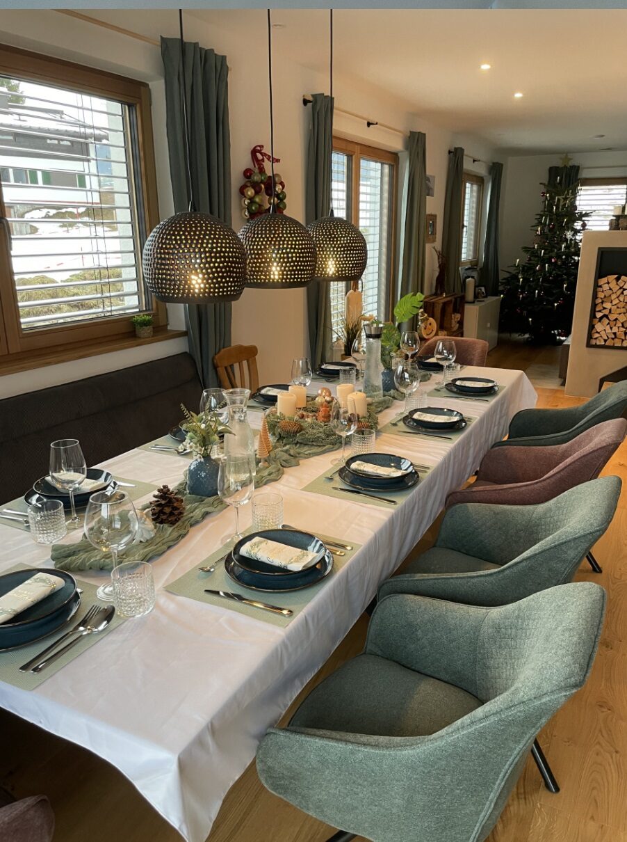 Gemeinsames Abendessen am großen Esstisch