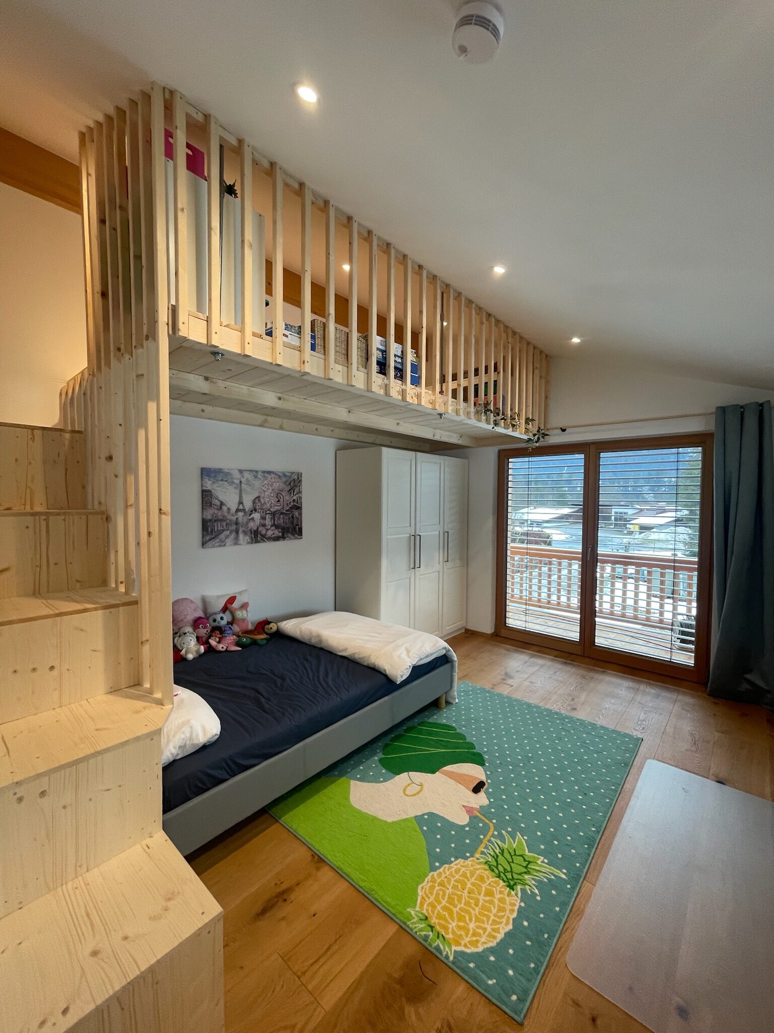Schlafzimmer mit zusätzlichem Bett auf der Gallerie