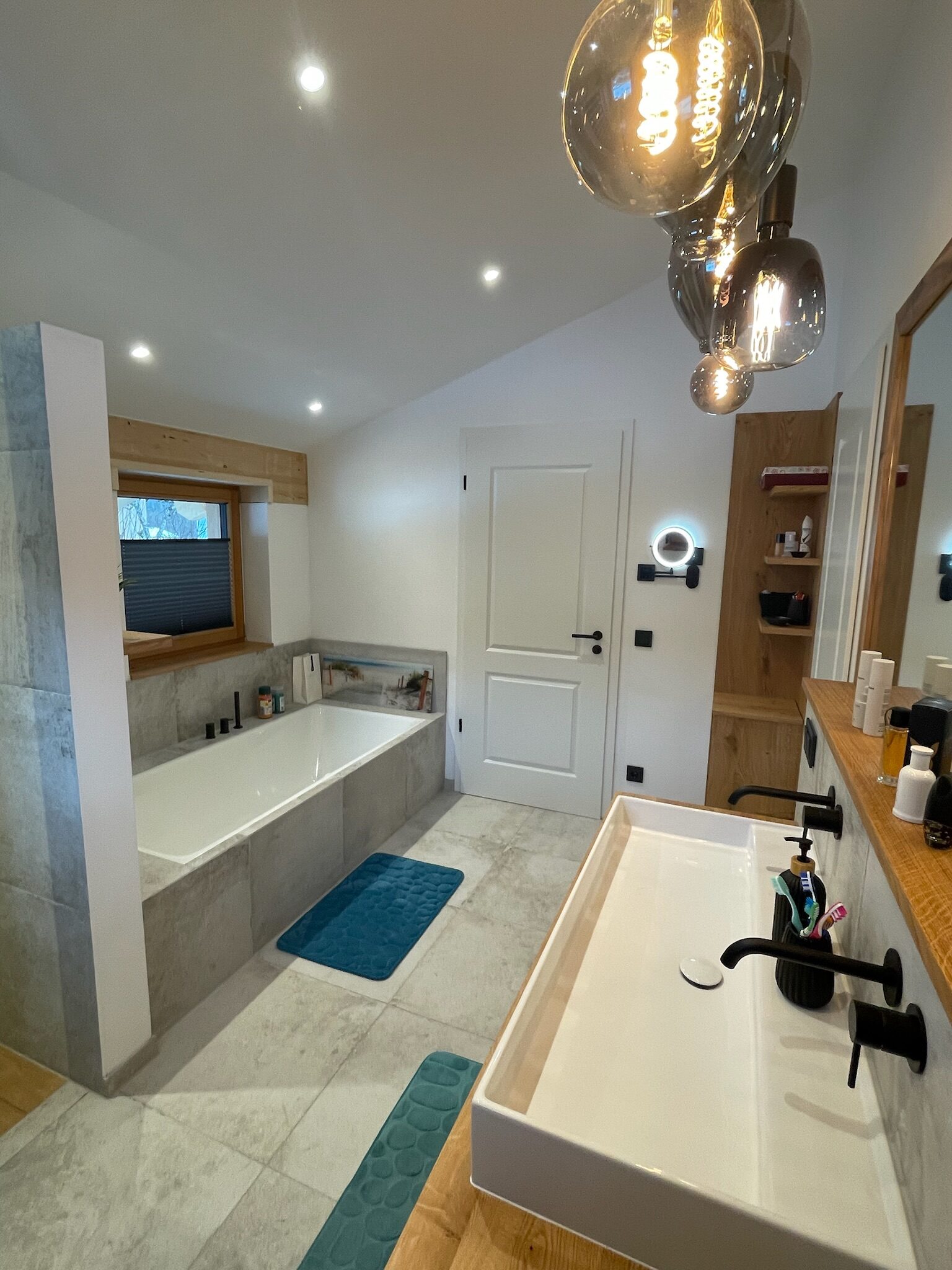 Großes Bad mit Badewanne