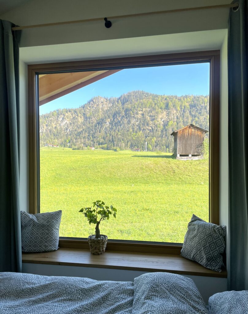 Ausblick im Ferienhaus mit Außen-Whirlpool in Reit im Winkl